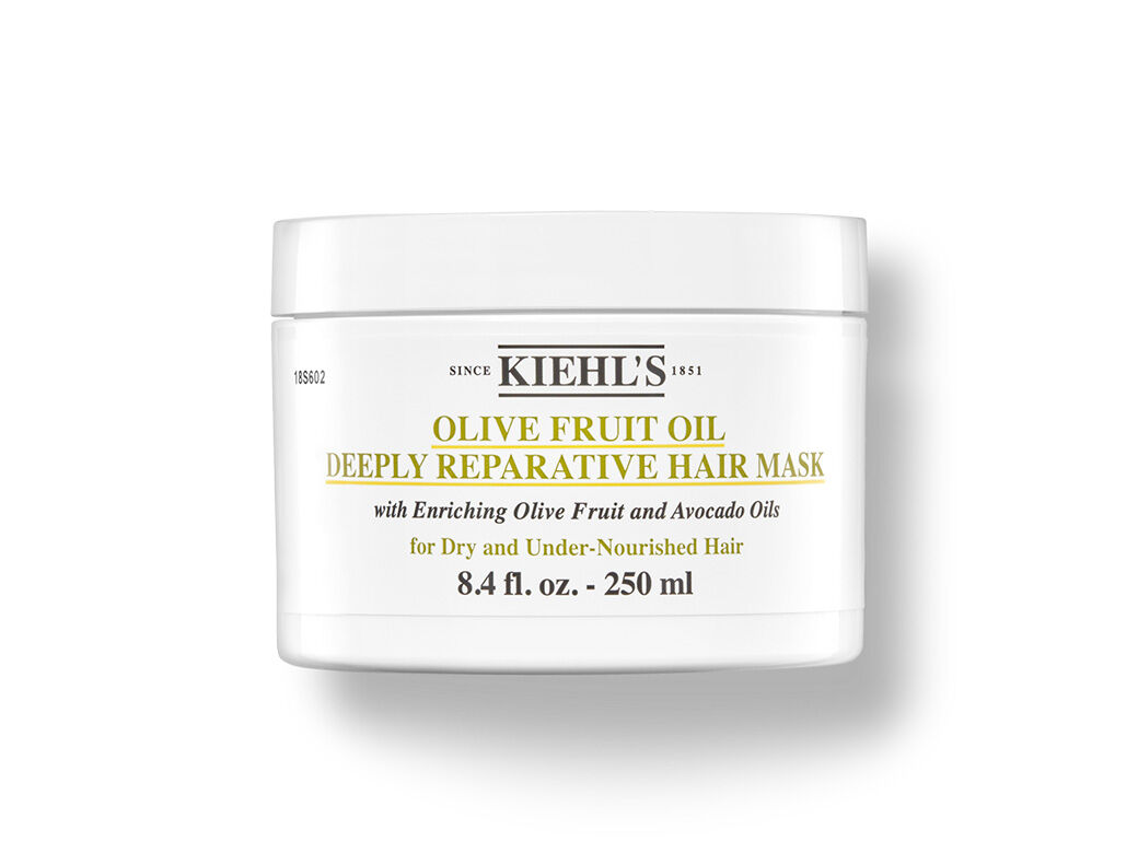 Weiße Kiehl's Olive Fruit Oil Deeply Reparative Hair Mask fur trockenes Haar, mit Oliven- und Avocadool, auf weißem Hintergrund.