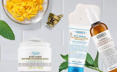 Kiehls Hautpflegeprodukte: Reinigung Maske, Blaue Krauterbehandlung und Calendula Gesichtswasser auf hellem Hintergrund.