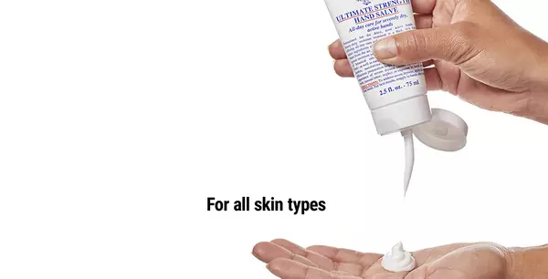 Mann macht sich die Ultimate Strength Handcreme auf die Hand