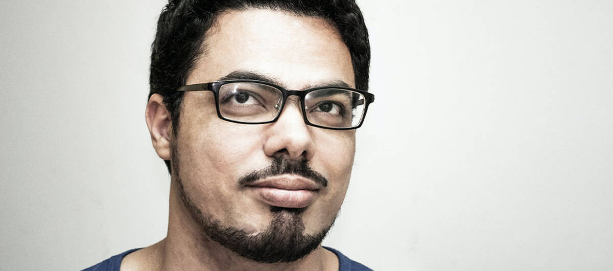 Mann mit Ziegenbart und Brille