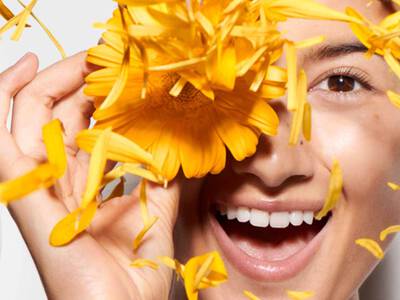 Model mit Calendula Bluete