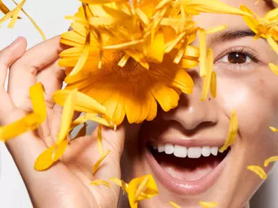 Model mit Calendula Bluete