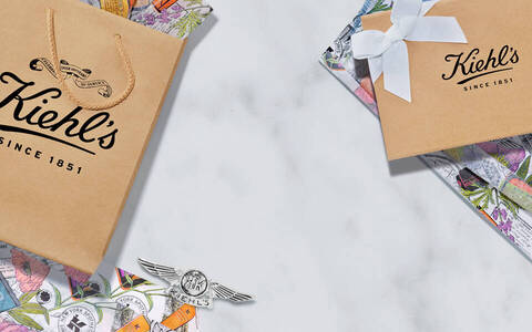 Banner mit Geschenken und Tuten im Hintergrund