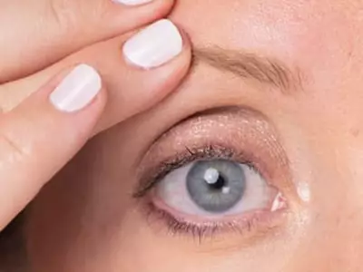 Auge mit tiefen Augenfalten