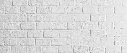 Bild mit Kiehls Maennerprodukten vor einer Ziegelwand