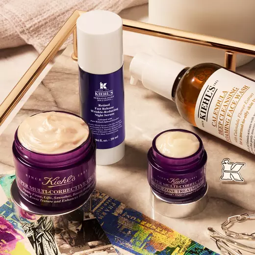Verschiedene Kiehl‘s Produkte auf einem Glastisch
