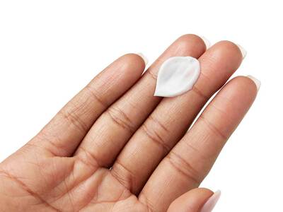 Swatch Ultra Facial Cream auf Hand