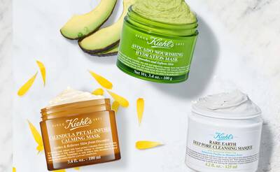Bild mit zwei Kiehl's Gesichtsmasken-Tigeln und Avocado und Calendula Blume