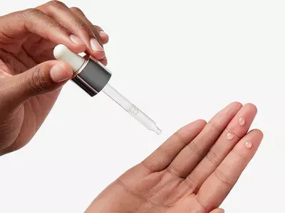 Pipette mit Pflegeprodukt zur Vorbeugung von Krahenfußen