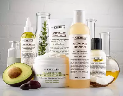 Eine Reihe von Kiehl's Haarpflegeprodukten