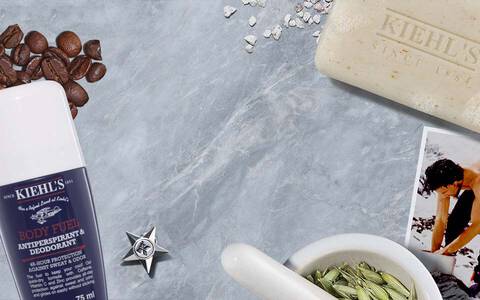 Banner mit Kaffeebohnen, Deko und unterschiedlichen Kiehls Produkten im Hintergrund
