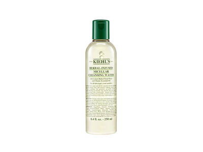 Flasche mit Kiehl's Krauter-infundiertem micellarem Reinigungswasser, 250 ml, grune Kappe, auf weißem Hintergrund.