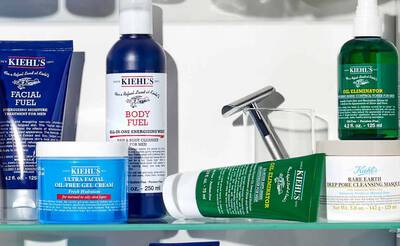 Eine Auswahl an Kiehl's Hautpflegeprodukten, darunter Gesichtscremes und Reinigungsgel, auf einem Regal angeordnet.