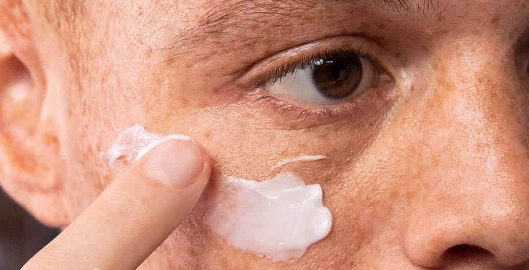 Mann tragt Gesichtscreme auf