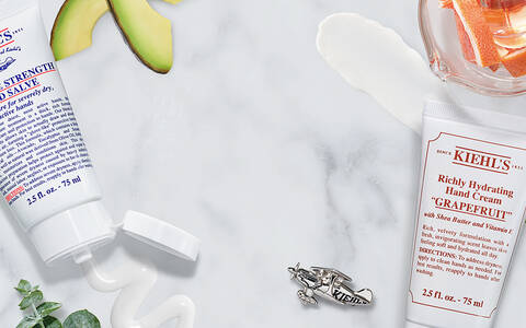 Banner mit Handcreme Produkten im Hintergrund