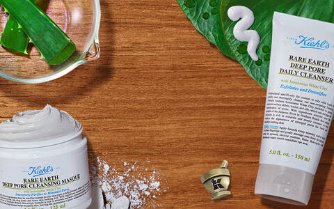 Banner mit Kiehls Produkten und Monstera Blaettern im Hintergrund