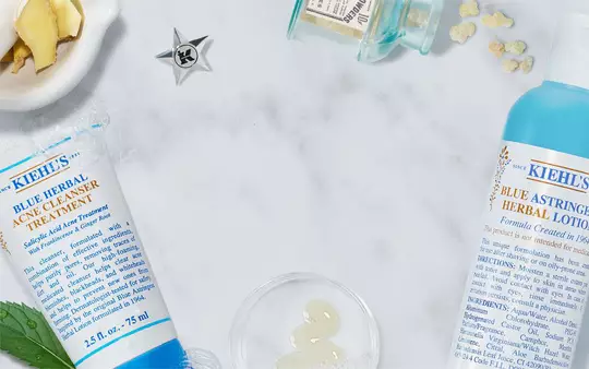 Dekoratives Bild: Kiehl’s Produkte auf neutralem Hintergrund