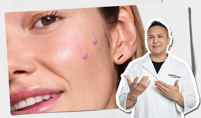Nahaufnahme einer Model-Wange mit markierten pinken Serumtropfen zur Veranschaulichung der korrekten Anwendung. Eine Expertin bzw. ein Experte im weißen Kittel weist in Richtung des Skincare-Tutorials.