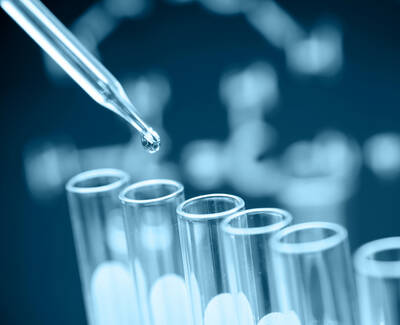 Glaserne Pipette mit Reagenzglasern